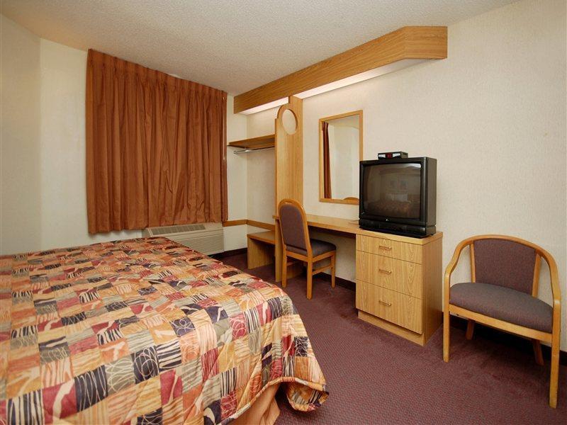 Clarion Inn & Suites Dfw North Irving Exterior photo
