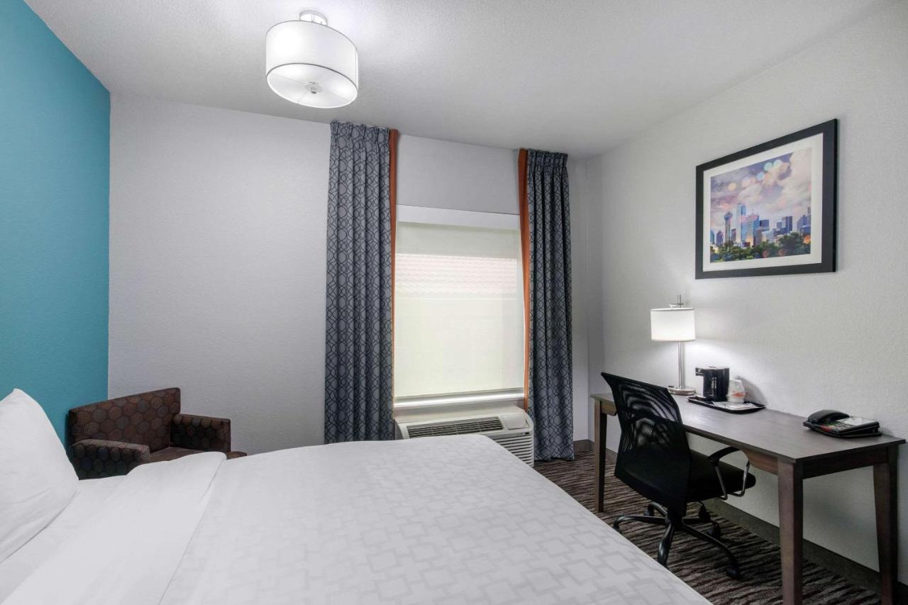 Clarion Inn & Suites Dfw North Irving Exterior photo